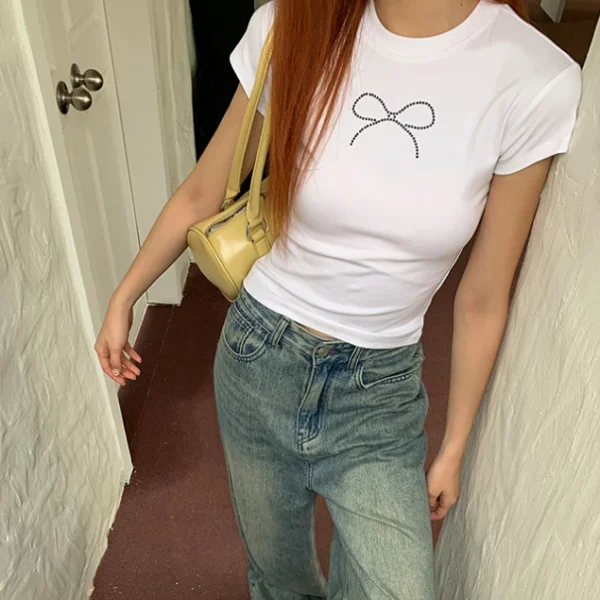 CROP TOP เสื้อยืดแขนสั้นคอกลมผู้หญิงสีขาว ลายโบว์ - Image 2