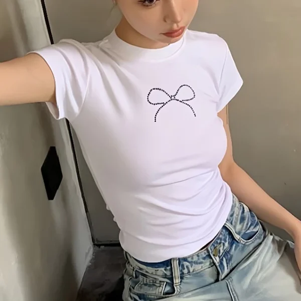 CROP TOP เสื้อยืดแขนสั้นคอกลมผู้หญิงสีขาว ลายโบว์ - Image 3