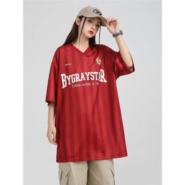 เสื้อยืดoversize คอวี แขนสั้นสไตล์อเมริกันย้อนยุค สีแดง - Image 2