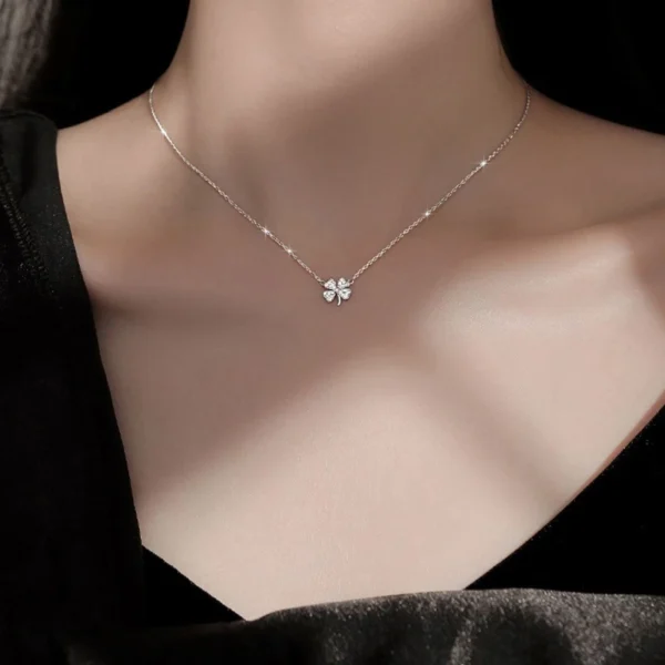 สร้อยคอ จี้ใบโคลเวอร์สี่แฉก เรียบง่าย หรูหรา สไตล์ใหม่